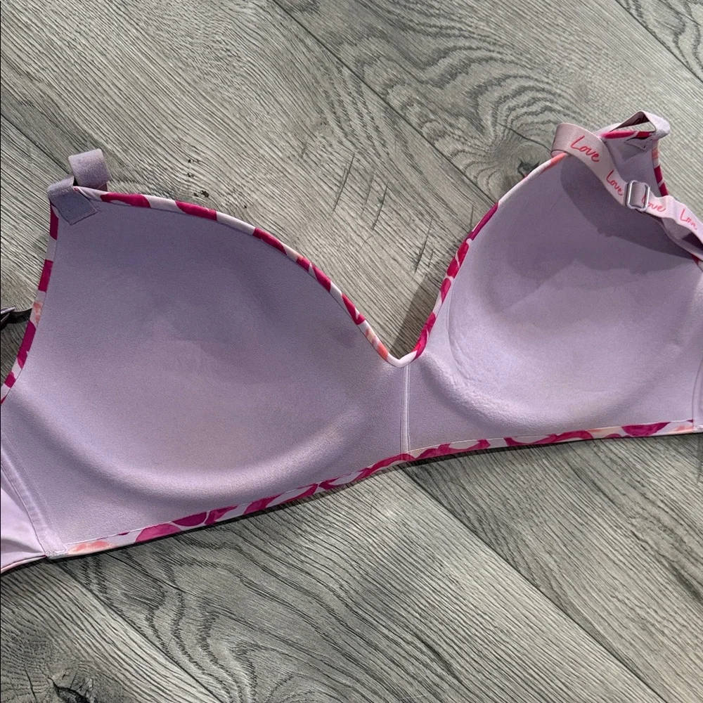 Victoria's Secret‎ Lip Print T-Shirt Lightly Lined Wireless Bra Size 36D